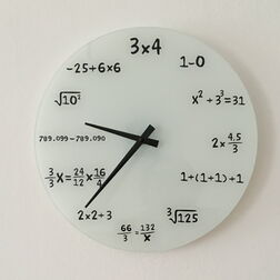 Die Uhr im meinem Praxisraum Das Zifferblatt einer Uhr, die statt jeder Uhrzeit eine Rechnung anzeigt, z.B. „-25+6x6“ für 11 Uhr